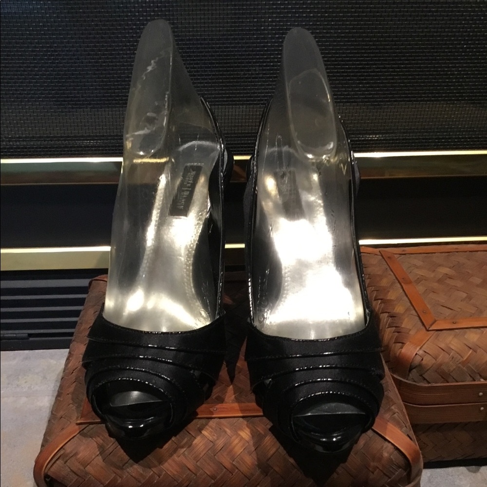 NWOT White House Black Market Donatello heel 8 1/2